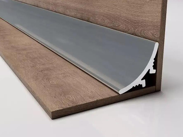 Aluminum transition strip for floor