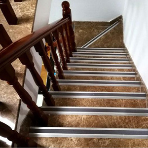 Aluminum transition strip for stair